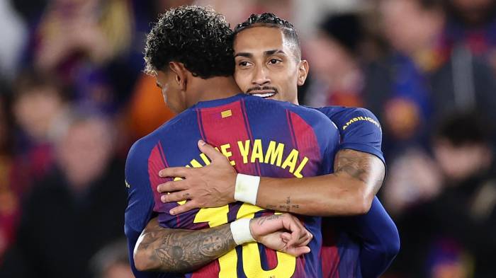 El extremo brasileño Raphinha celebra una de sus dos anotaciones con su compañero del Barcelona, el español Lamine Yamal.