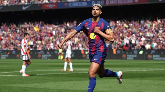 El defensa uruguayo del Barcelona, Ronald Araujo, celebra el primer gol de su equipo durante el partido de la liga española entre el FC Barcelona y el Rayo Vallecano en el Camp Nou, Barcelona.