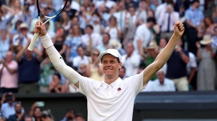 El tenista italiano Jannik Sinner celebra su título en Wimbledon.