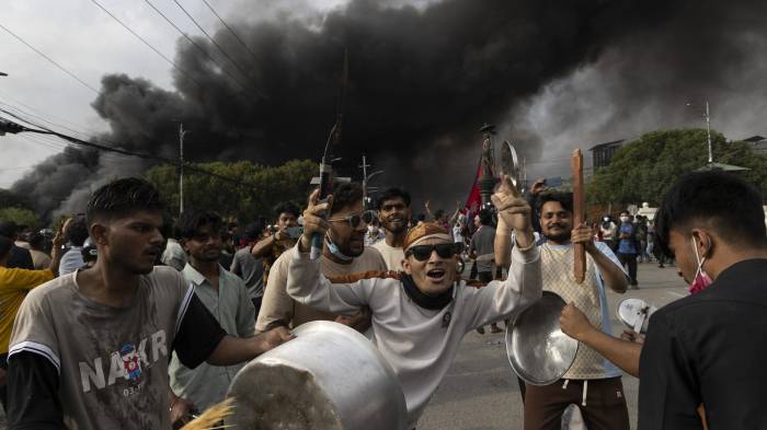 Manifestantes nepalíes frente al palacio Singha Durbar, que alberga los edificios del Gobierno y del Parlamento durante las violentas manifestaciones en Kathmandú, el 9 de septiembre de 2025.