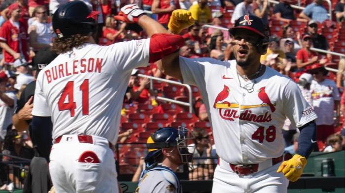 Iván Herrera celebra el batazo con Alec Burleson.