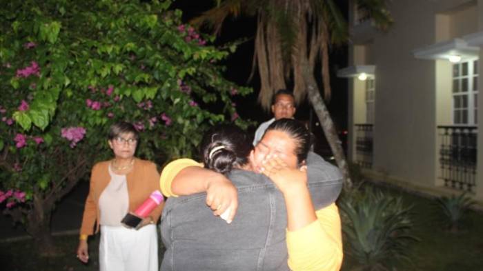 La madre de Lina llora desconsolada.