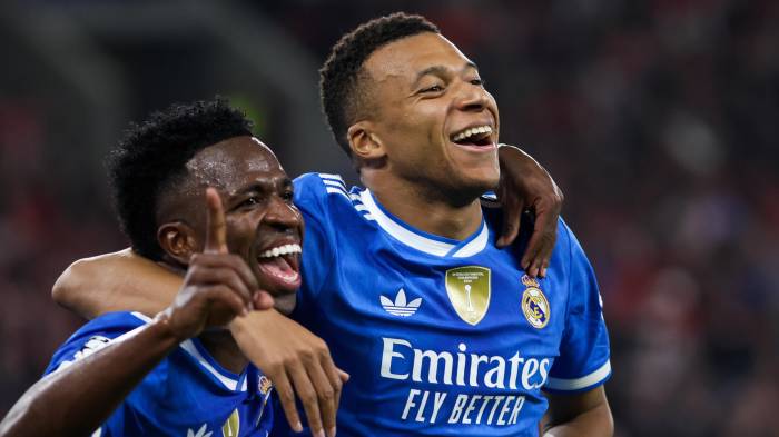Kylian Mbappe (d) y Vincicius celebrando los goles.