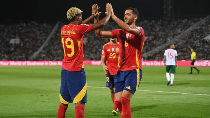Mikel Merino (d) celebra junto a Lamine Yamal (L) el tercer gol de España.