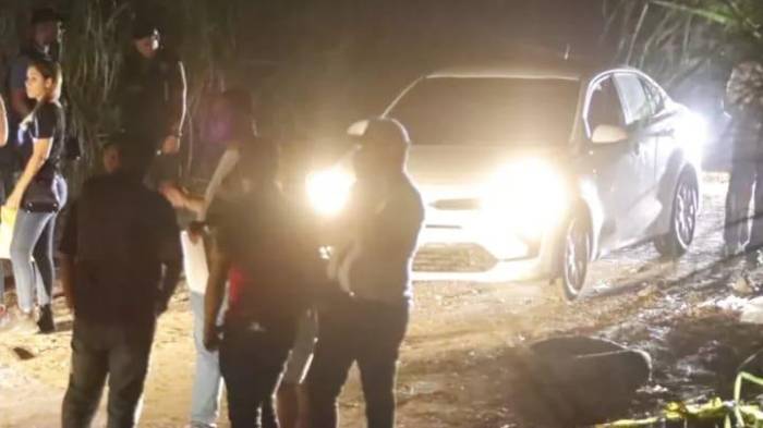 El hombre fue encontrado calcinado a un costado del vehículo.