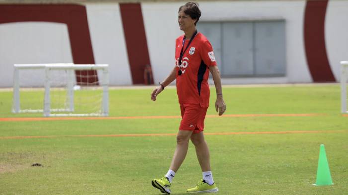 ’Toña’ Is, técnica de Panamá busca darle experiencia a sus muchachas.