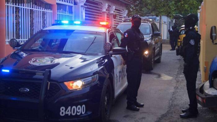 Juan José Álaba fue asesinado dentro de su casa en Puente del Rey. Autoridades investigan si el crimen guarda relación con otro homicidio reciente en el área.