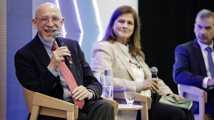 El doctor Francisco Becerra (i) consultor en salud pública y políticas sanitarias, participa durante un foro organizado por la compañía Roche, este martes en San José (Costa Rica). EFE/Jeffrey Arguedas