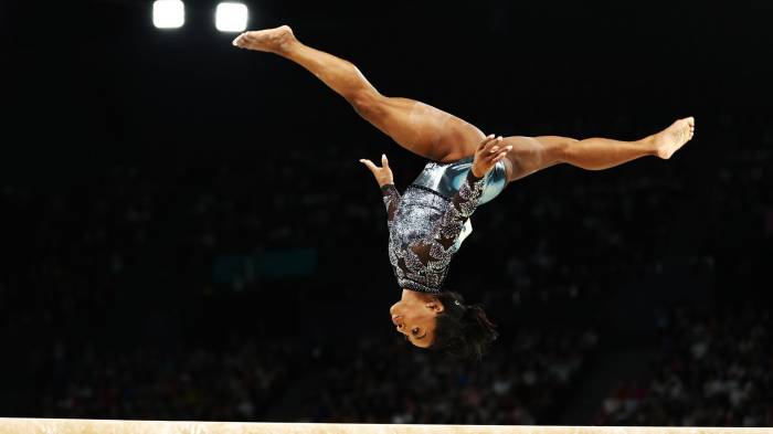 Con un ejercicio de barra soberbio, precedida por una ovación atronadora en el pabellón de Bercy, la estadounidense Simone Biles regresó este domingo al escenario olímpico. EFE/EPA/ANNA SZILAGYI