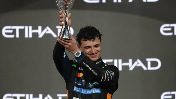 El piloto de McLaren Lando Norris durante levantando el trofeo.