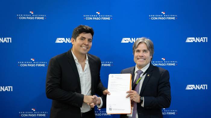 El administrador de la Anati, Andrés Pagés hizo entrega oficial de la Resolución Administrativa mediante la cual se asigna el Uso y Administración del bien inmueble a favor del Municipio de Los Santos, con el propósito de desarrollar el Proyecto Turístico de Playa El Rompío, ubicada en la provincia de Los Santos.