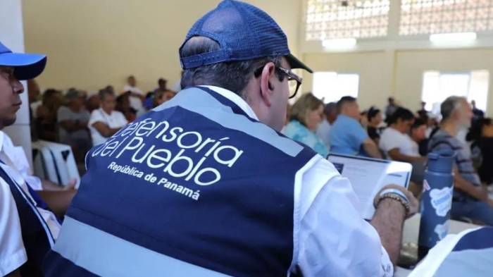 El Defensor del Pueblo de Panamá, Eduardo Leblanc González escucho a los moradores de Taboga.