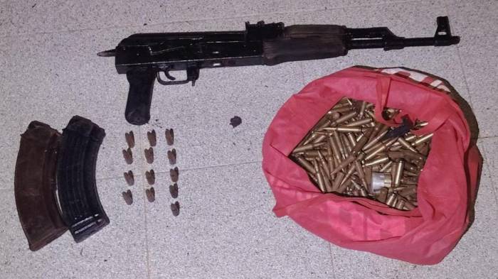 Fusil y más de 400 municiones hallados en el techo de la residencia en Cativá, provincia de Colón.