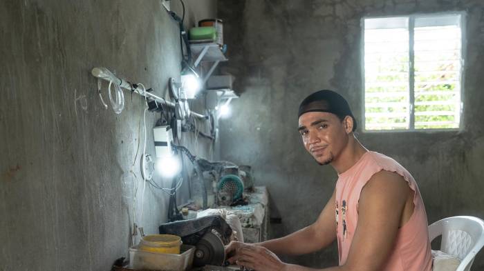 Emprendedor dominicano de la FMBBVA en su taller de joyeria realizada con piedras naturales.