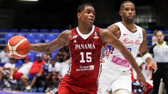 Luis Rodríguez Jr (i) de Panamá sostiene el balón este viernes, en un partido de la FIBA AmeriCup 2025 entre Panamá y Puerto Rico, en Managua (Nicaragua).