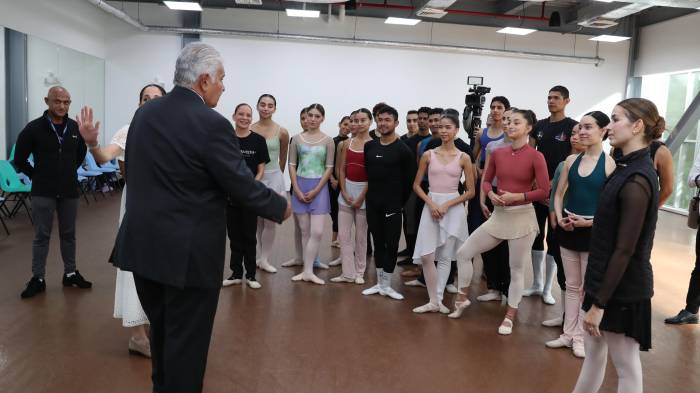 Durante su visita, el mandatario resaltó el talento de niños y jóvenes que participan en programas artísticos y musicales.