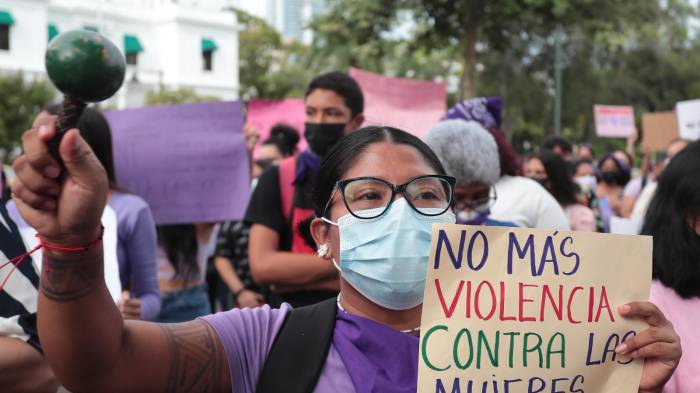 Cierre del Ministerio de la Mujer | Activistas le plantan bandera a Mulino