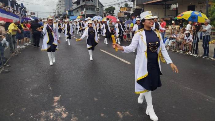 Chicas lucen su mejor atuendo en los desfiles.