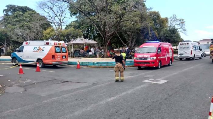 Unidades de emergencia y autoridades de tránsito acordonaron el área del accidente ocurrido en las inmediaciones del parque El Limón, en Chitré.