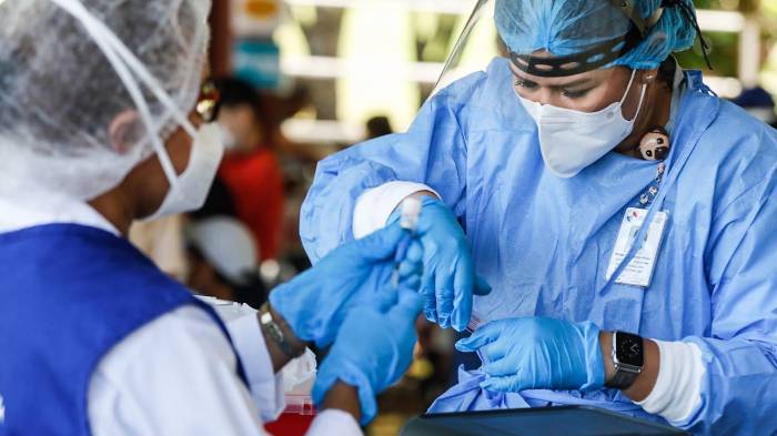 La OMS, en el 2023, puso fin a tres años de alerta mundial por la covid tras 20 millones de muertos.