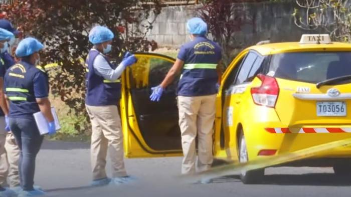 El taxista fue encontrado muerto dentro de su vehículo.