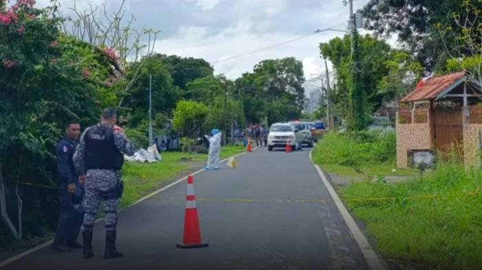 La Policía y el Ministerio Público levantaron indicios en Ciudad Radial tras el hallazgo del cuerpo.