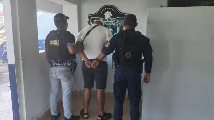 Agentes policiales aprehendieron a un sujeto requerido por robo agravado en la provincia de Colón.