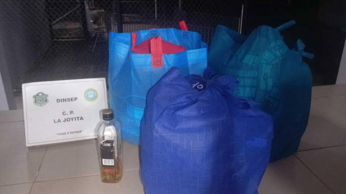 El sospechoso fue hallado con bolsas que contenían celulares, alcohol y otros objetos prohibidos.