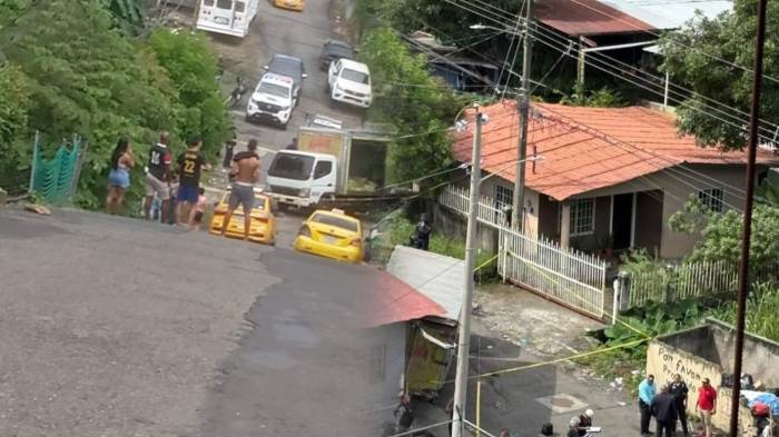 El camión de reparto terminó estrellado contra una vivienda en La Pulida, El Crisol, tras el ataque armado que cobró la vida del conductor.