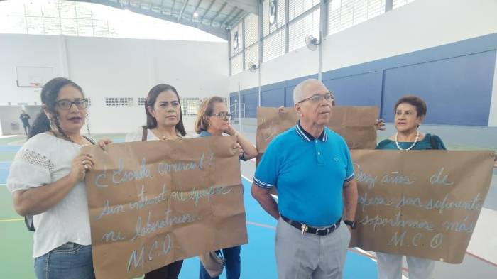 Doncentes protestaron ante la demora.