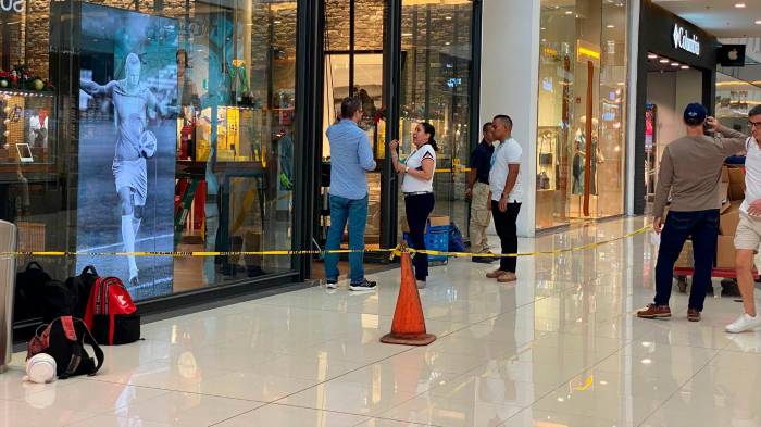 Entran a centro comercial y roban relojes de una joyería