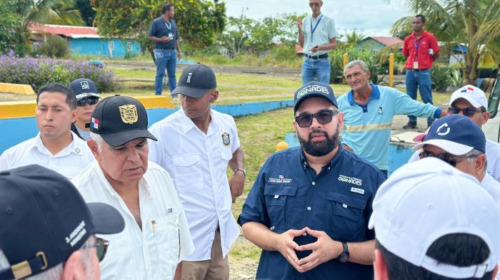 El secretario del Conades junto al presidente José Raúl Mulino en Visita a la PTAR de Isla Colón.