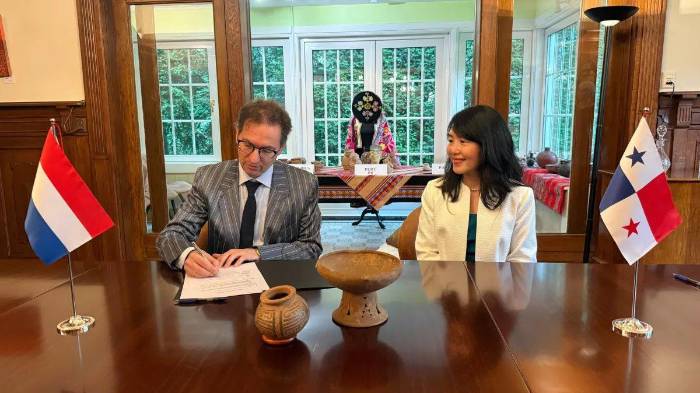 La restitución fue posible a la familia Feriz y al apoyo de instituciones de los Países Bajos, la Universidad de Leiden y la Universidad de Arkansas.