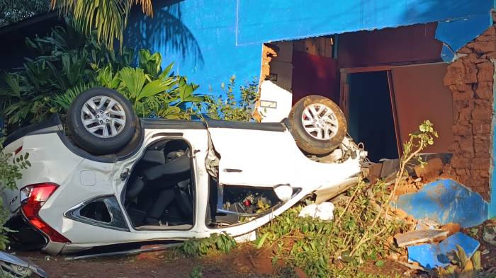 Durante la inspección del automóvil, las autoridades hallaron un arma de fuego calibre 38.