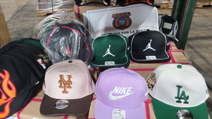 Se detectó un cargamento de 50 gorras con distintivos de marcas reconocidas.