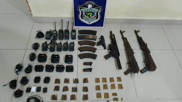 Parte de las armas de fuego encontradas en una vivienda, en el sector de El Pito en Soná.