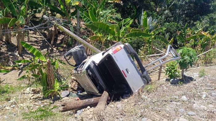 Uno de los pick-up terminó volcado en un barranco luego del accidente.