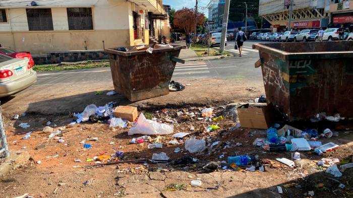 Los peatones no pueden caminar por esa esquina ni utilizar la línea de seguridad.