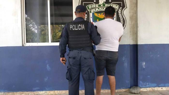 La Policía capturó a uno de los presuntos responsables y mantiene la búsqueda del segundo sospechoso.