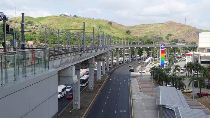 Autoridades realizan diligencias tras la muerte de un hombre en la estación Los Andes del Metro de Panamá.