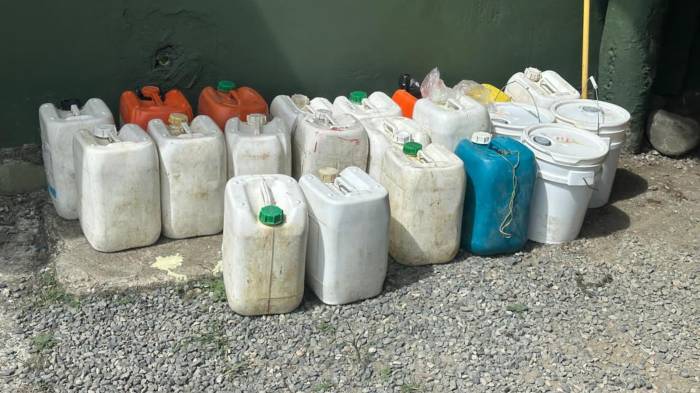 En Guabito, inspectores revisan tanques con sustancias agrícolas sin documentación.