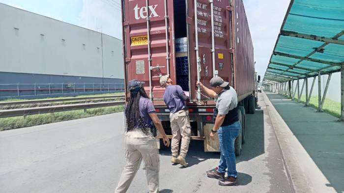 La Autoridad Nacional de Aduanas refuerza controles en comercios y puntos estratégicos del país para frenar la venta de artículos falsificados.
