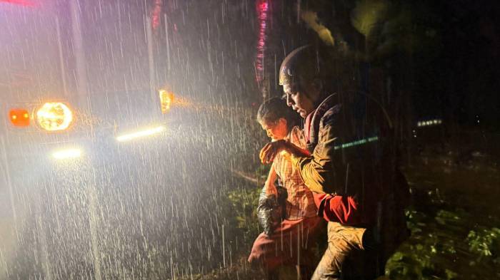 Evacúan a familias en el distrito de Barú.