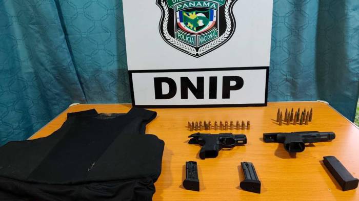 Armas y chalecos incautados.