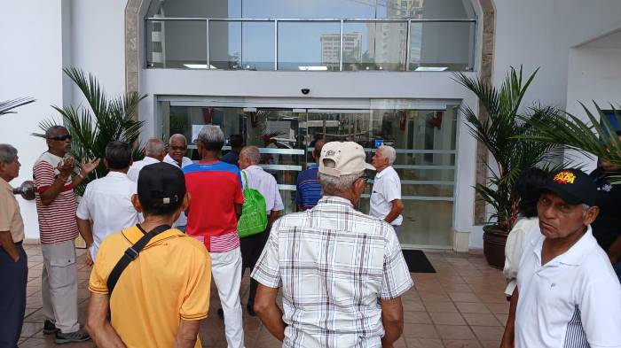 Los miembros del Movimiento Mundos Jubilados y Pensionados se reunieron con el ministro Chapman para abordar el tema del bono.