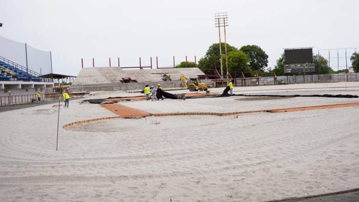 Trabajadores avanzan en las adecuaciones y acabados del Estadio Rico Cedeño en Chitré.