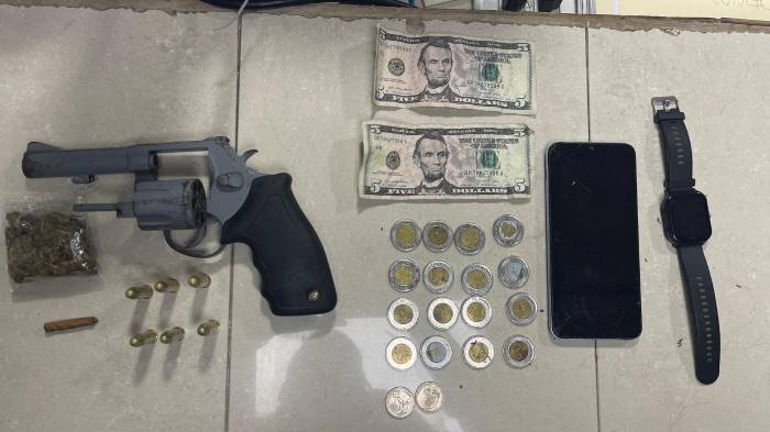 Evidencia incautada al aprehendido.