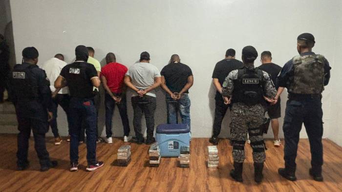 Hotel de Calidonia fue intervenido por la Policía y el Ministerio Público; se decomisó droga y se detuvieron ocho personas.