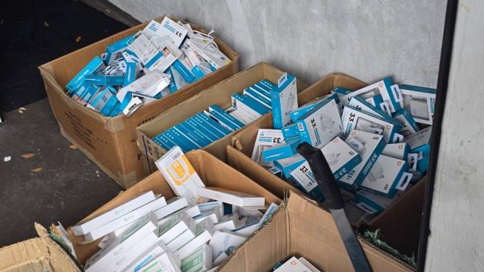 Cajas con accesorios para teléfonos móviles, presuntamente de contrabando, fueron incautadas por Aduanas.