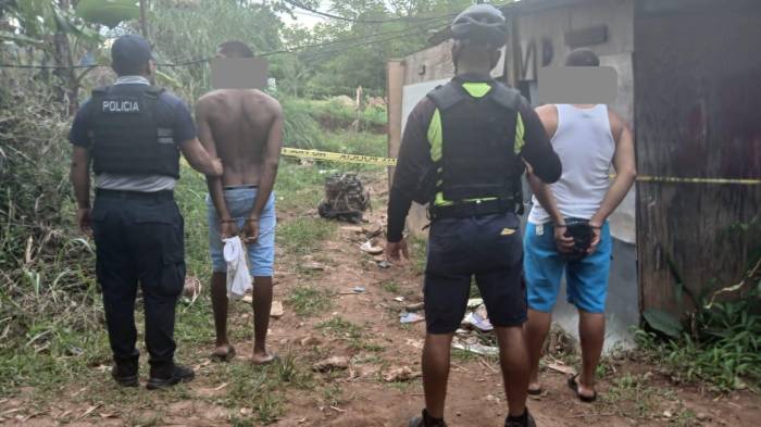 Dos hombres fueron capturados en el sector 20 de Las Mañanitas tras ser sorprendidos desmantelando un vehículo.